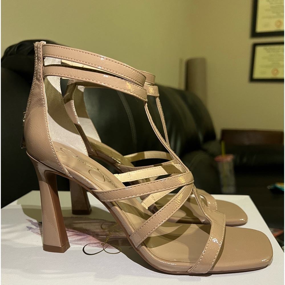 Beige glossy heels, size 7 1/2, only worn once - Picture 2 of 4
